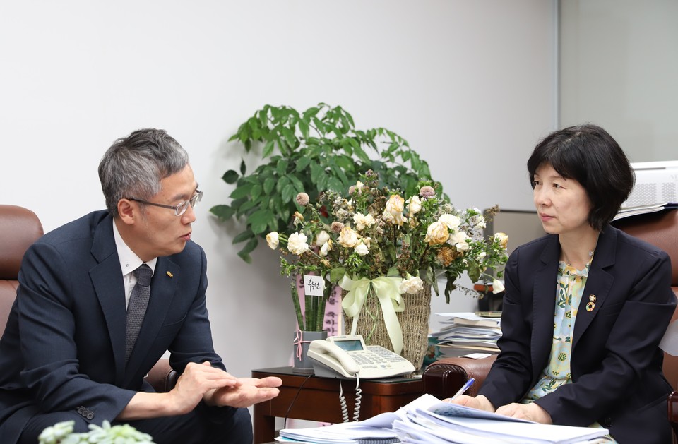 이상훈(사진 왼쪽) 회장이 양정숙 의원을 만나 국립 치의학연구원 설립의 당위성에 대해 설명하고 있다.